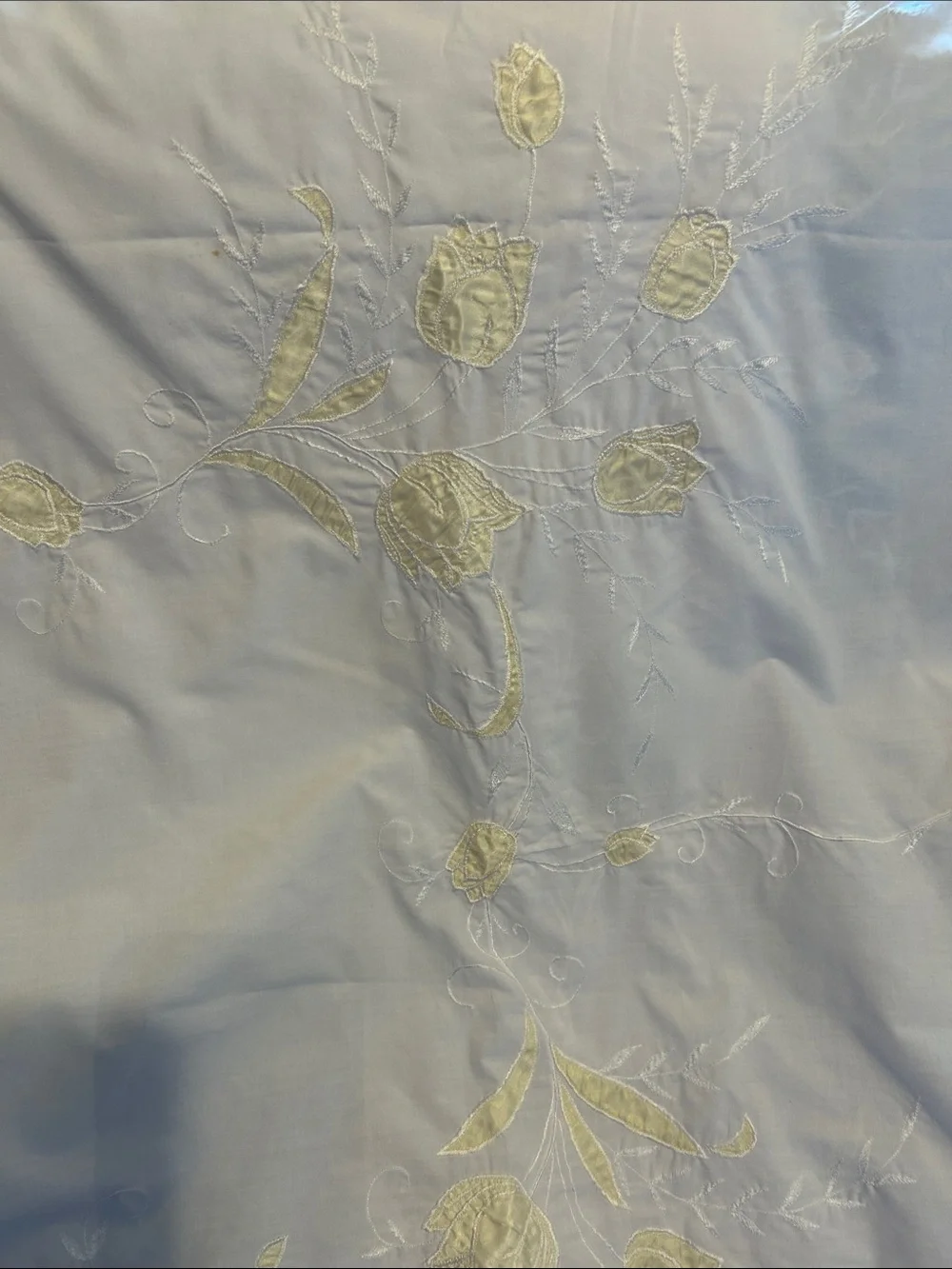 Tulip Satin Cotten Tablecloth, 64” x 101”
